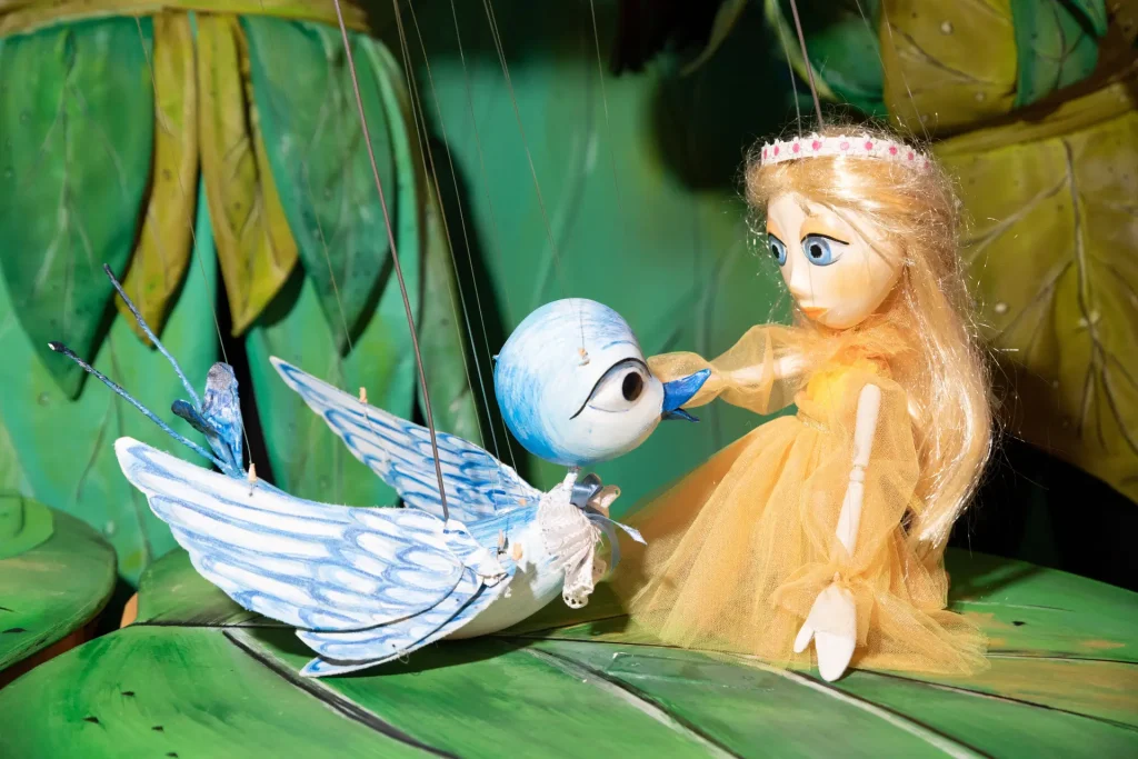 Класическата история от едноименната приказка на Х. Кр. Андерсен „Палечка“ оживява в един нов прочит, в драматизацията